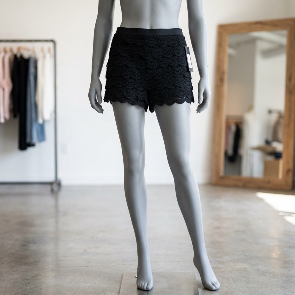 Lace Tiered Shorts W 15”-17” Hip 18” inseam 3”